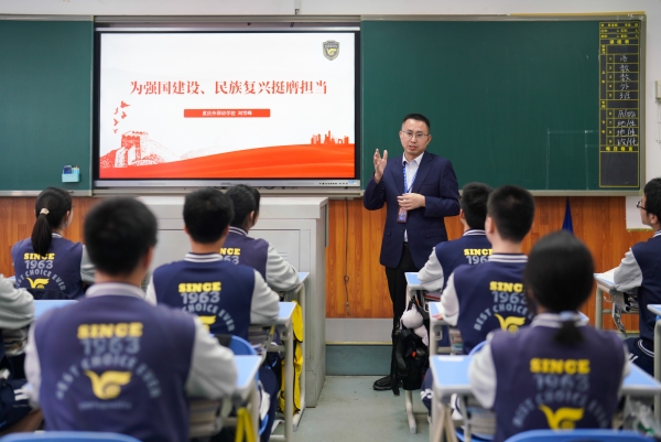 “雙優(yōu)”數(shù)學(xué)名師為學(xué)生上思政課。川外附校供圖