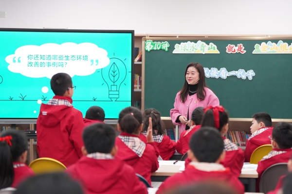 學校黨總支書記帶頭上“大思政課”。四川外國語大學九龍坡區(qū)附屬小學校供圖