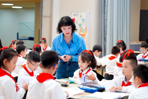 “生本課堂”小組合作學習。四川外國語大學九龍坡區(qū)附屬小學校供圖