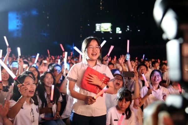 2024年畢業(yè)典禮上的最后一場開放的大思政課。重慶市楊家坪中學(xué)供圖