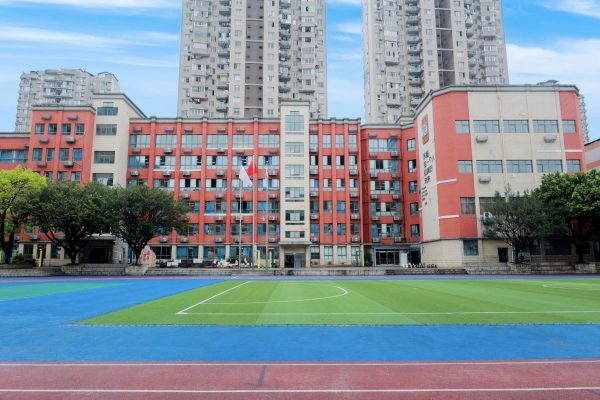 九龍坡區(qū)第一實(shí)驗(yàn)小學(xué)教育集團(tuán)總校（西郊校區(qū)）。九龍坡區(qū)實(shí)驗(yàn)一小供圖