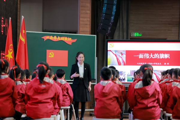 集團(tuán)黨委委員帶頭上思政課。九龍坡區(qū)實(shí)驗(yàn)一小供圖