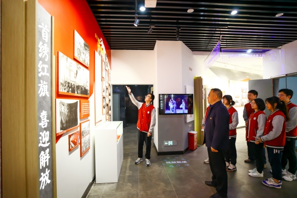 “人人都是講解員”陶行知紀(jì)念館解說活動中，學(xué)生志愿者講述山城升起的第一面五星紅旗。重慶市育才中學(xué)校供圖