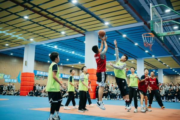 學(xué)校舉行“筑夢新時代·青春展風(fēng)采”體育節(jié)。重慶市育才中學(xué)校供圖