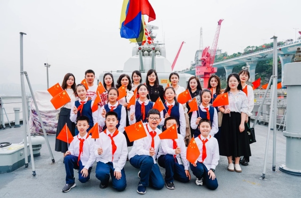 學校黨員、共青團員、少先隊員代表參觀海軍166艦陳列館。重慶外國語學校森林小學供圖