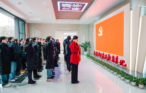 森林小學教育集團黨員到九龍坡區(qū)廉政教育基地參觀學習。重慶外國語學校森林小學供圖