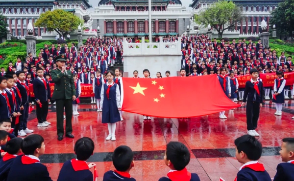 黨員、少先隊員代表參加迎“五一”共升國旗紅色之旅活動。重慶外國語學校森林小學供圖