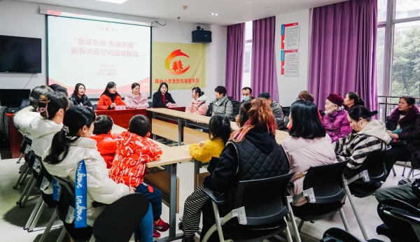 黨員教師代表走進科園二路社區(qū)開展送溫暖活動。重慶外國語學校森林小學供圖