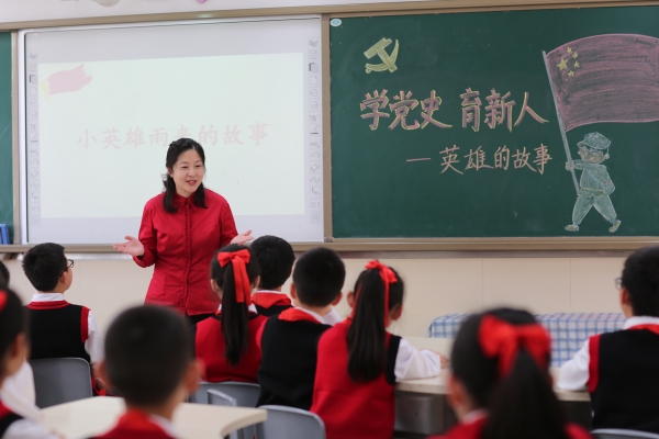 黨員教師為學生講黨史故事。重慶市九龍坡區(qū)謝家灣學校供圖