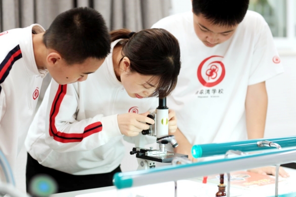 學生正在上生物實驗課。重慶市九龍坡區(qū)謝家灣學校供圖