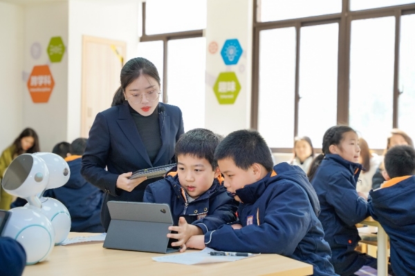 少年人工智能學(xué)院開(kāi)展編程學(xué)習(xí)。禮嘉實(shí)驗(yàn)小學(xué)供圖