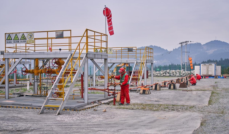 涪陵頁巖氣田員工進(jìn)行氣舉作業(yè)準(zhǔn)備。涪陵頁巖氣公司供圖