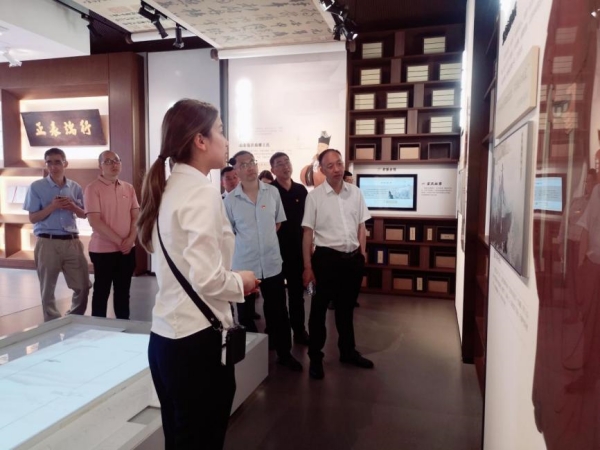 參觀學(xué)習(xí)中華家訓(xùn)館開(kāi)展黨紀(jì)學(xué)習(xí)警示教育。兩江育才中學(xué)供圖