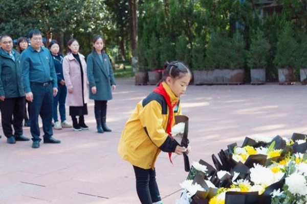 行走的思政課。重慶兩江新區(qū)天宮殿學(xué)校供圖