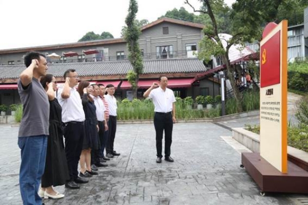 西南大學(xué)附中黨委理論學(xué)習(xí)中心組開(kāi)展“強(qiáng)黨性建新功，爭(zhēng)當(dāng)紅巖先鋒”實(shí)地研學(xué)活動(dòng)。西南大學(xué)附中供圖