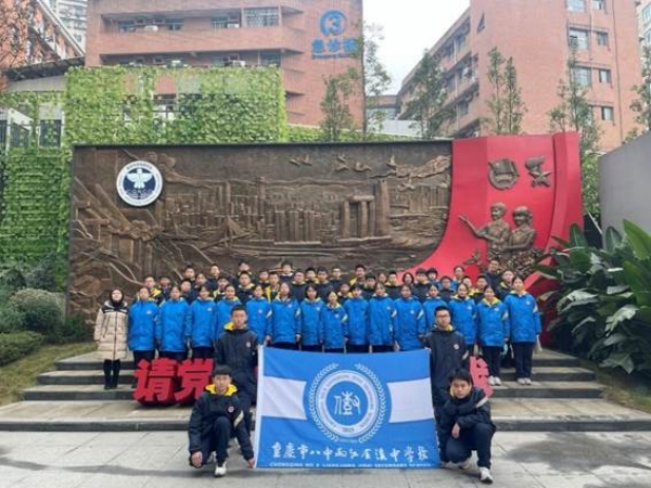 “卓然陶養(yǎng)”行走的思政課。兩江八中供圖