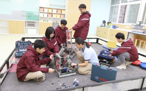 “智創(chuàng)社”科技社團(tuán)活動(dòng)。重慶廣益中學(xué)供圖