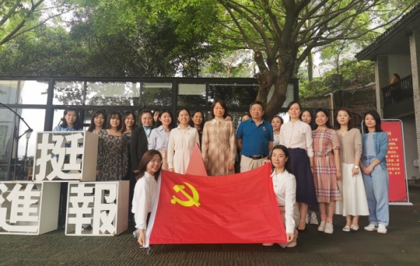 黨建活動合影。南坪實驗小學供圖