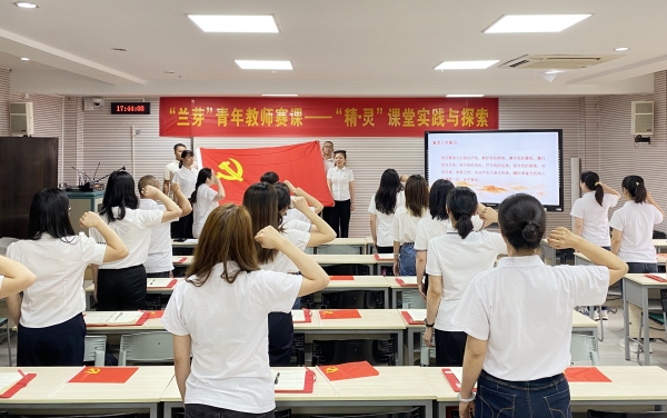 重溫入黨誓詞。南坪實驗小學供圖