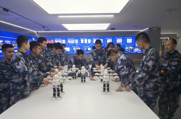 海航學子探究機器人跳舞的奧秘。重慶十一中供圖