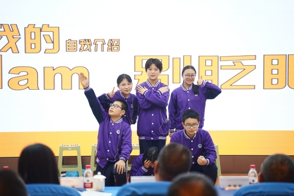 與重慶第二師范學(xué)院合作“一人一故事”劇場展演。重慶市第一一0中學(xué)校供圖