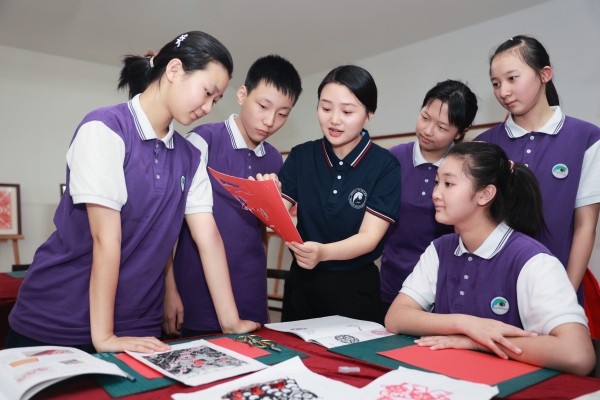 學(xué)校特色“五環(huán)”課程——剪紙。重慶市第一一0中學(xué)校供圖