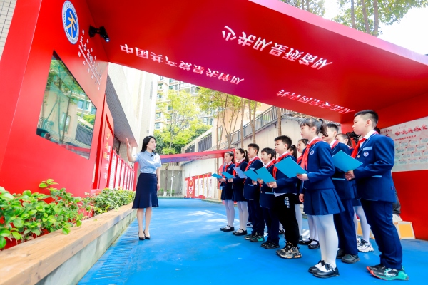 該校黨委書記左榮給學(xué)生上思政課。天臺(tái)崗小學(xué)供圖