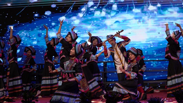 舞蹈隊表演《琴愫》。涪陵第十五中學校供圖