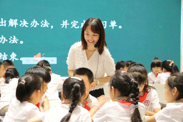 黨員教師課堂教學。江北區(qū)新村致遠實驗小學校供圖