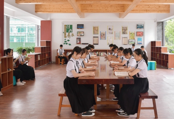 2024年5月，學生參與海量閱讀系列課程。重慶市第十八中學供圖