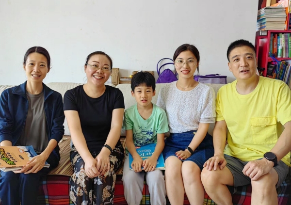 推進(jìn)“百名黨員訪千家”活動(dòng)。江北區(qū)鯉魚池小學(xué)供圖