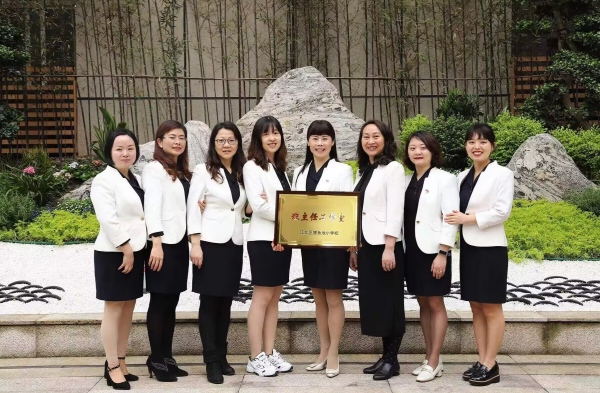 龔曉敏黨員名師工作室成員合影。江北區(qū)鯉魚池小學(xué)供圖