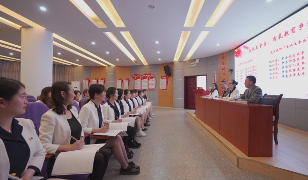 黨員干部、教師集中學(xué)習(xí)強(qiáng)黨性。江北區(qū)鯉魚池小學(xué)供圖