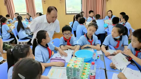 鄒權(quán)偉同志參加課堂大練兵活動(dòng)。濱江四牌坊小學(xué)供圖