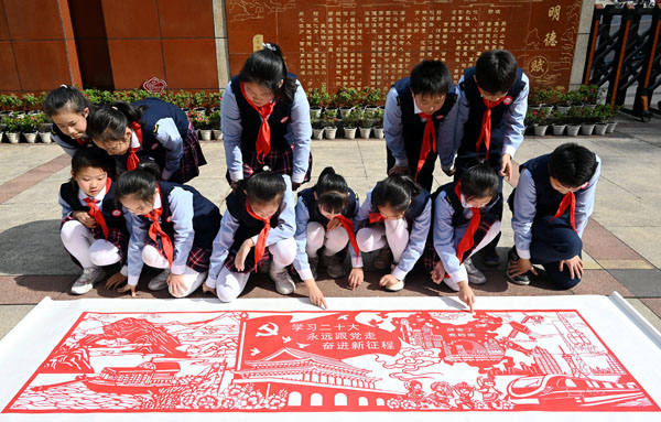 學(xué)生展示剪紙作品。菜市街小學(xué)供圖