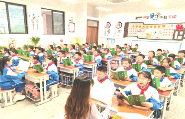 班級每日在校晨誦、午讀經(jīng)典。 重慶市璧山區(qū)御湖小學(xué)校供圖