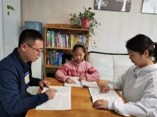 家庭每日共讀國學(xué)經(jīng)典。 重慶市璧山區(qū)御湖小學(xué)校供圖