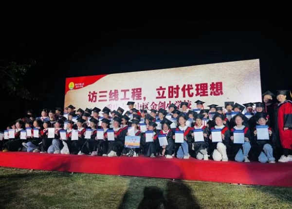 第一支部書記劉居康開展“清廉大講堂”講座。 璧山區(qū)金劍小學(xué)校供圖