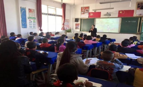 黨員易程軍赴芒康嘎托鎮(zhèn)小學(xué)送教儀式。 璧山區(qū)金劍小學(xué)校供圖