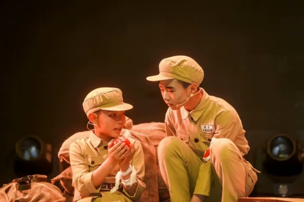 紅色課本劇《一個蘋果》。 璧山區(qū)璧泉小學校供圖