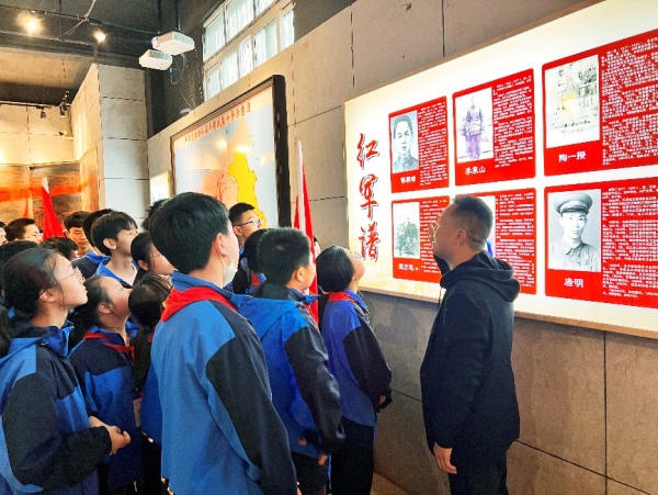 五色德育之紅色課程。 豐都縣融智學(xué)校供圖