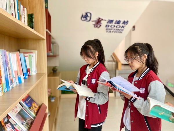 課間的圖書(shū)漂流站。 豐都育才中學(xué)供圖