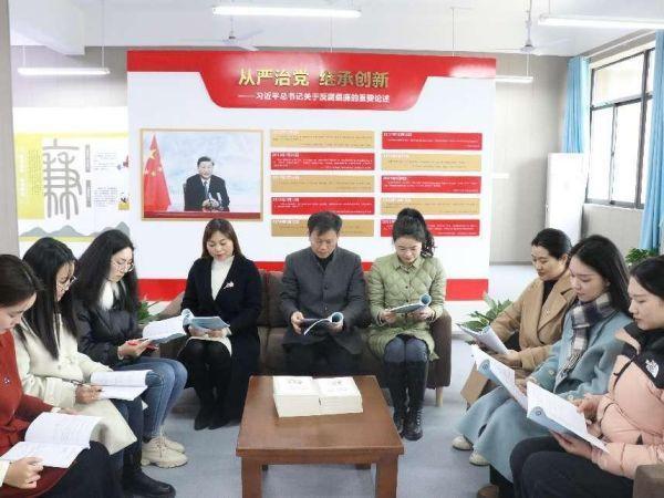 思政學(xué)習(xí)。永川區(qū)鳳凰湖中學(xué)供圖