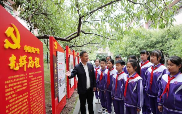 “黨的光輝潤童心”黨史微宣講活動。永川區(qū)興龍湖小學校供圖