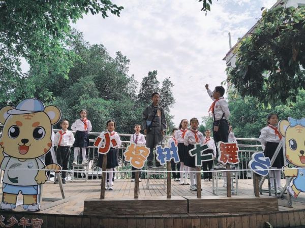 “足球特色”大舞臺與“榕樹”小舞臺活動。新華小學(xué)供圖