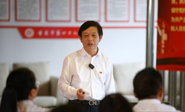 進行主題教育宣講。第四十九中學(xué)校供圖