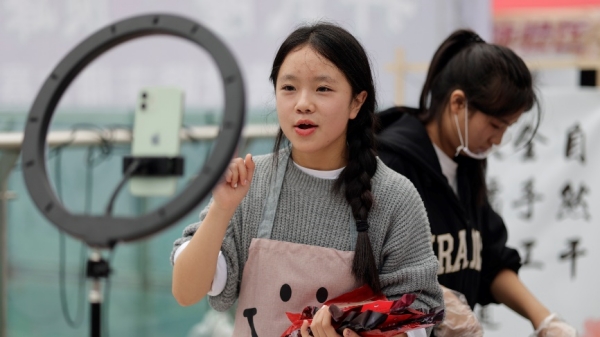 電子商務(wù)專業(yè)學(xué)生推介“尋味武隆”。武隆區(qū)職業(yè)教育中心供圖