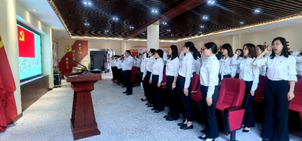 五育黨小組重溫入黨誓詞。重慶市武隆區(qū)第二實驗小學(xué)供圖