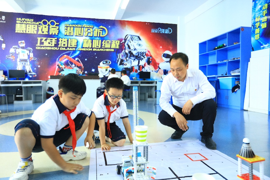 啟智黨小組科創(chuàng)小隊帶領(lǐng)學(xué)生玩轉(zhuǎn)機器人。重慶市武隆區(qū)第二實驗小學(xué)供圖