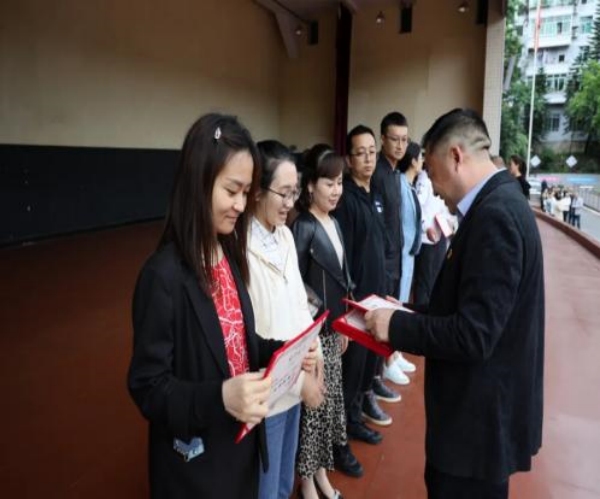 學(xué)校黨委書(shū)記為骨干教師頒發(fā)榮譽(yù)證書(shū)。武隆一中供圖